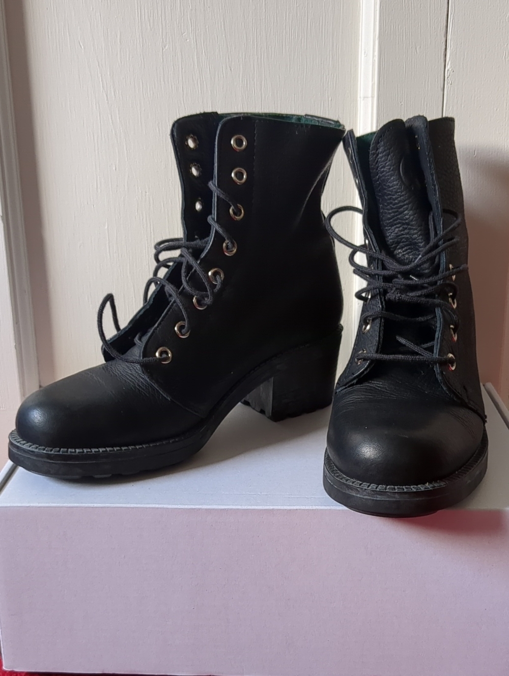 Roots Canada "Port Dalhousie" black leather 8-eye lace-uUp boots | Size 6.5